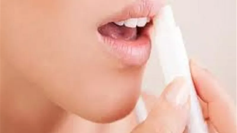 حكم وضع مرطب الشفاه أثناء الصيام