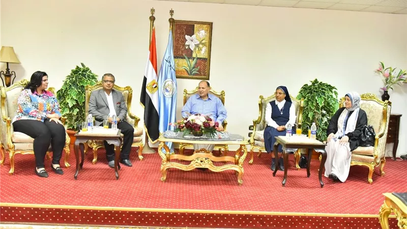 محافظ أسيوط يكرم بعض المتميزين بجامعة أسيوط والتربية والتعليم