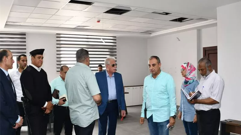 فودة يتابع سير العمل بالمركز التكنولوجي لخدمة المواطنين