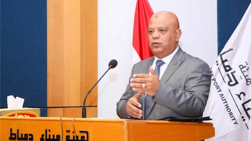 رئيس ميناء دمياط يشارك العاملين حفل الإفطار الجماعى