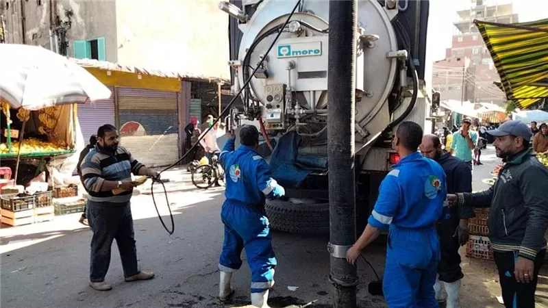 حملات مكثفة لتطهير شبكات الصرف الصحي بمحافظات القناة