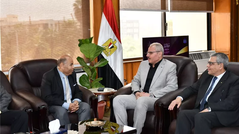 رئيس جامعة القناة والمستشار الثقافي الليبي يبحثان التعاون المشترك