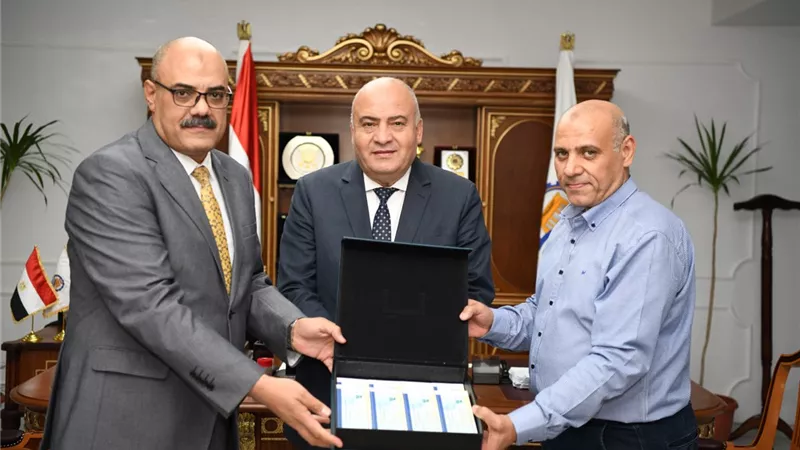 محافظ قنا يوزع 800 كوبون مواد غذائية للأسر الأولى بالرعاية