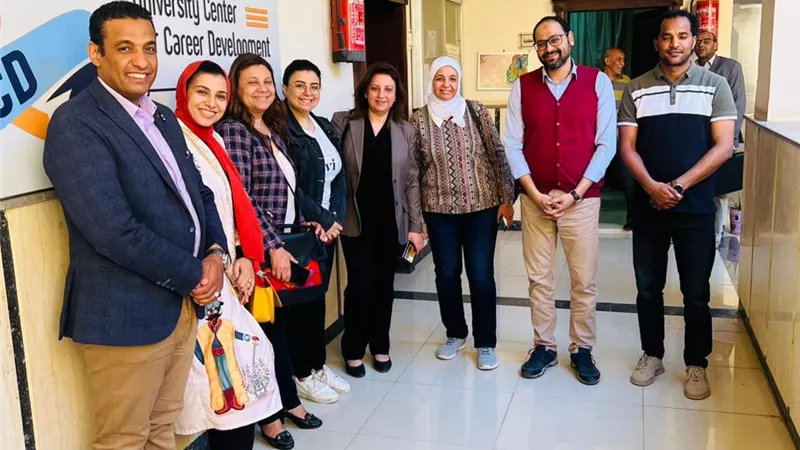 وفد من الجامعة الأمريكية يزور مركز التطوير المهنى بجامعة الأقصر