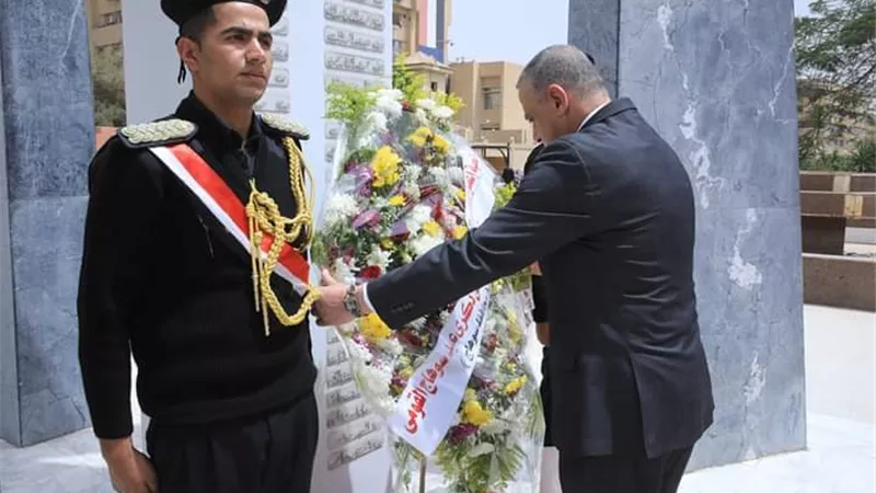 محافظ سوهاج يضع إكليل الزهور على النصب التذكاري للشهداء..صور
