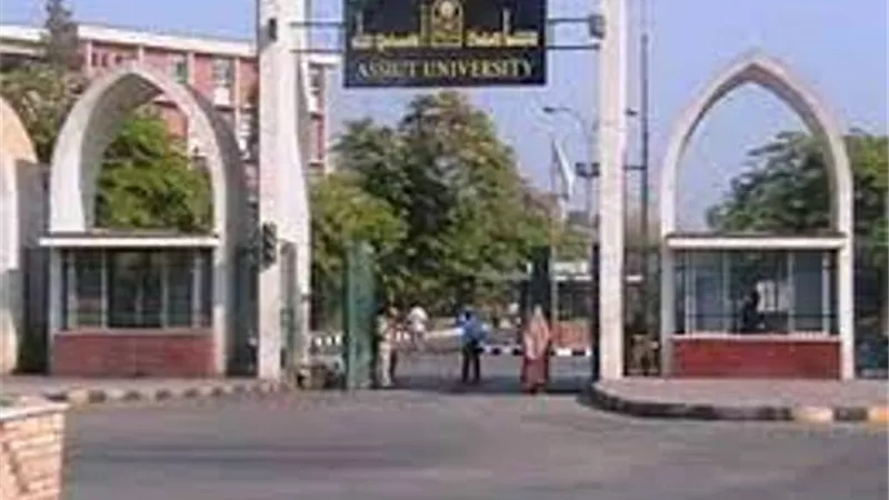 طلاب جامعة أسيوط فى زيارة للمنطقة الصناعية بعرب العوامر