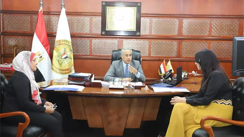 وزير القوى العاملة يلتقي وفداً من 