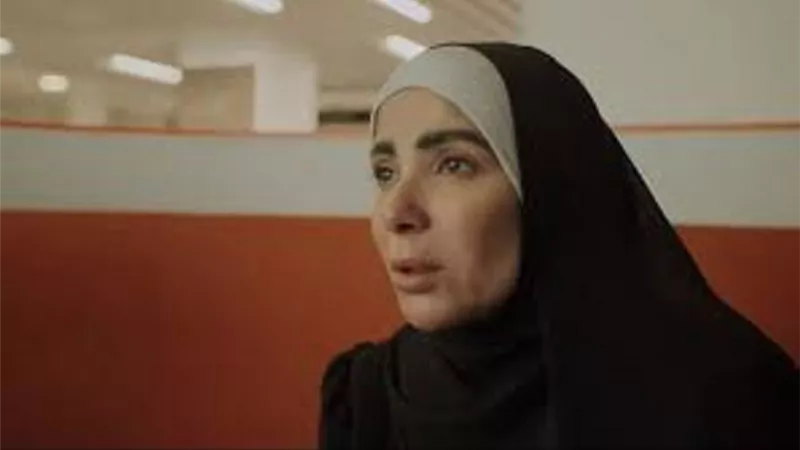 القانون يمنع منى زكى من محاولة كسر شهادة باسم ابنها