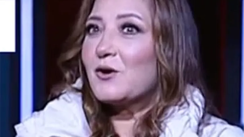 الفنانة عنبر تنهار على الهواء: الدنيا وحشة من غير أمي