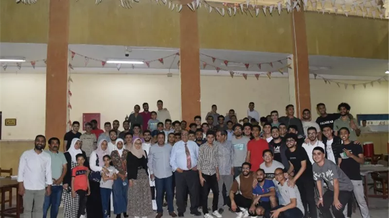 رئيس جامعة الأقصر يشارك طلاب كلية الحاسبات الإفطار الجماعى