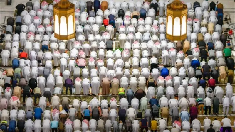 رئاسة الحرمين: أكثر من 950 ألف مصل ومعتمر يوميا من بداية رمضان