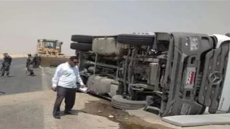 مصرع سائق في انقلاب سيارة نقل محملة بالمازوت بالشيخ زايد