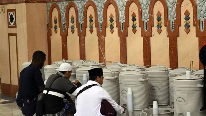 400 طنٍّ من ماء زمزم لزوار المسجد النبوي يوميًّا في شهر رمضان