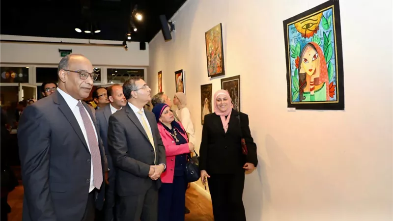 التعليم والسفارة الهندية تنظمان معرض 