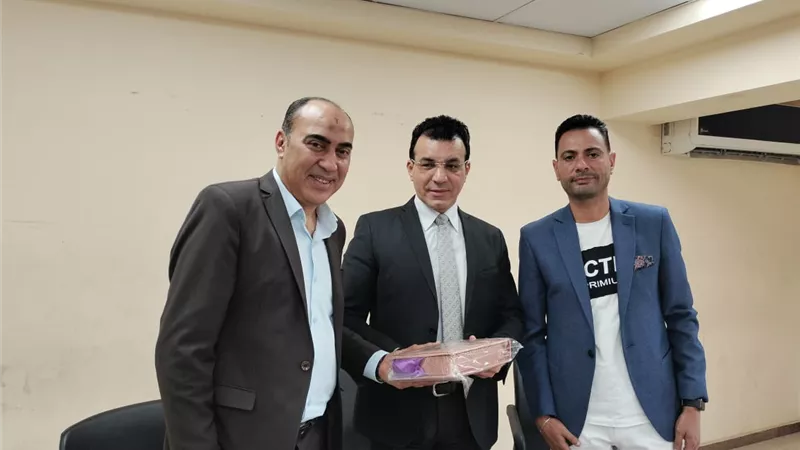 أسرة من أجل مصر بجامعة عين شمس تكرم مدير رعاية الشباب السابق