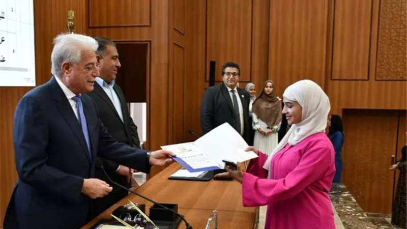 محافظ جنوب سيناء يكرم المتفوقين رياضيا وفي الانشطة المدرسية