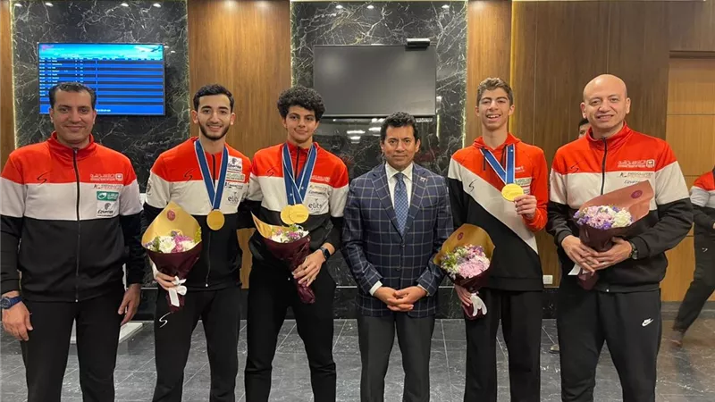 وزير الرياضة يستقبل بعثة منتخب مصر للسلاح في مطار القاهرة