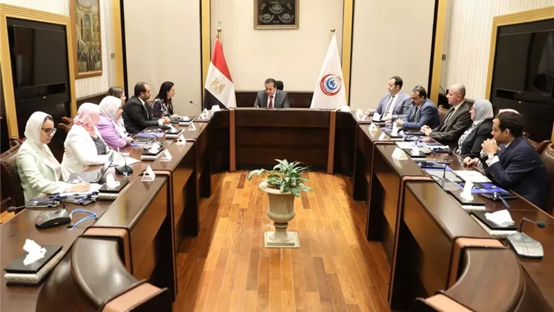 عبد الغفار يبحث توفير المنح للعاملين بالقطاع الصحى