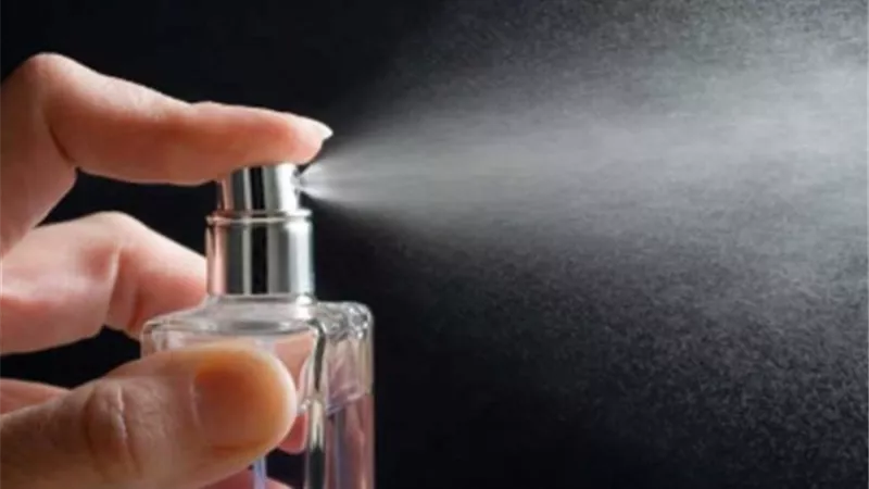 هل استخدام العطور في نهار رمضان يفسد الصيام؟ الإفتاء تجيب