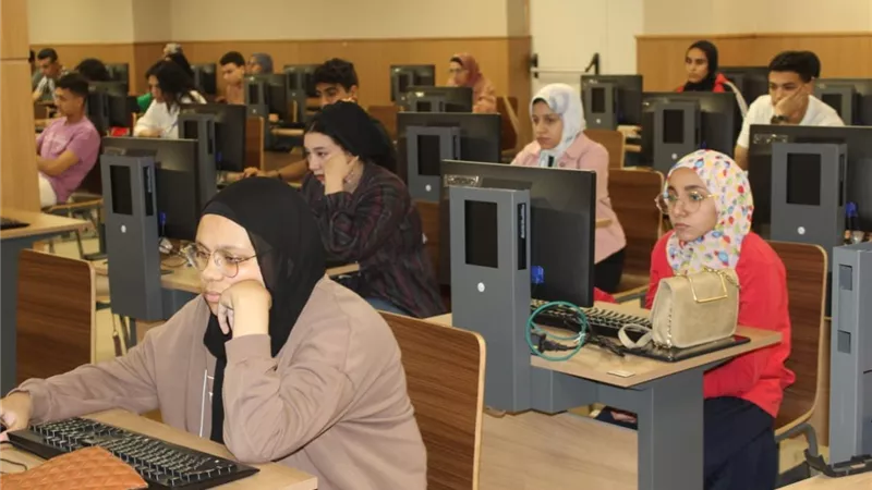 بدء امتحانات الميدتيرم الإلكترونية باَداب عين شمس