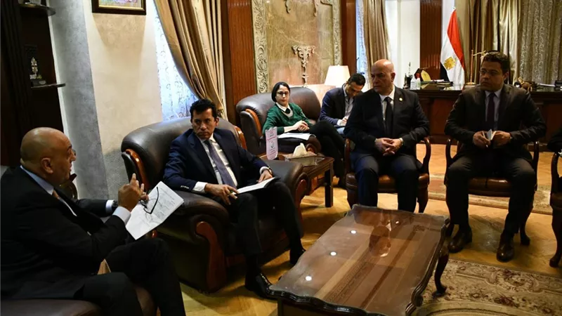 وزير الشباب يبحث التعاون مع جهاز تنمية المشروعات المتوسطة والصغيرة