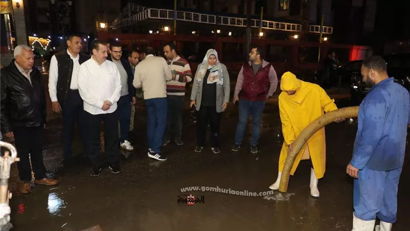 محافظ المنوفية وسط مياه الأمطار يتابع رفع مخلفات موجة الطقس السئ