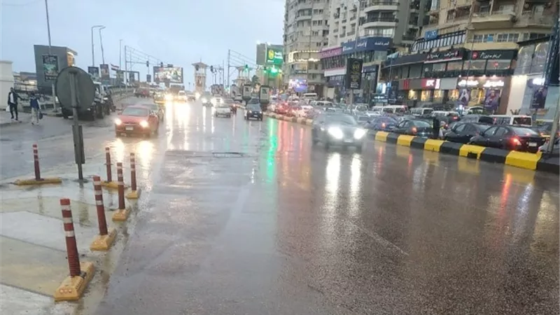 أمطار متوسطة ورعدية وسط طوارئ بصرف الإسكندرية