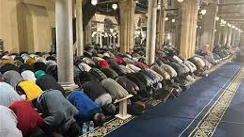 آلاف المصلين يؤدون العشاء والتراويح ويسألون الله العتق من النار