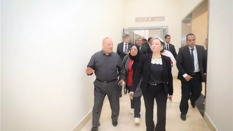 وزيرة البيئة بجهازيها فى جولة تفقدية لمبنى الوزارة