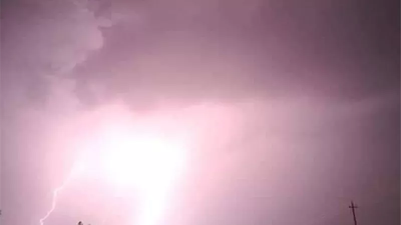 الارصاد :استمرار تكاثر السحب الرعدية الممطرة على هذه الاماكن