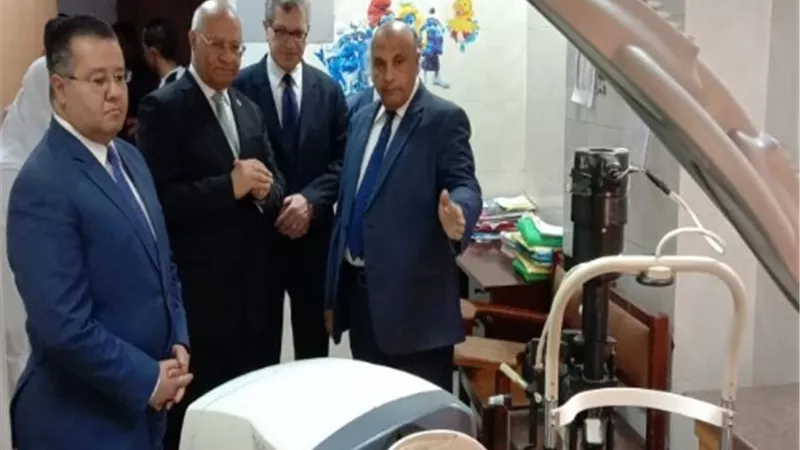 سوسه يتفقد مركز جراحة العيون وأعمال التطوير بمستشفى بنها الجامعى