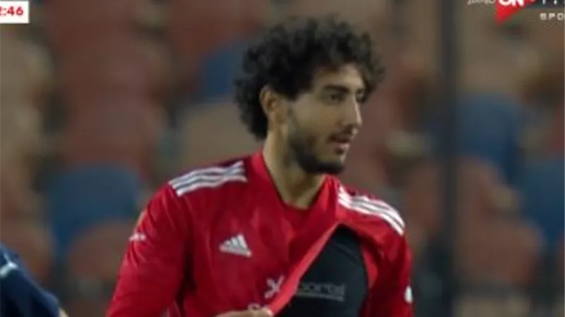شاهد .. قميص محمد هانى الممزق يعطل مباراة نهائى الكأس لدقائق