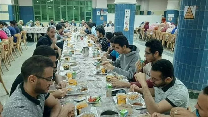 مدن سوهاج الجامعية تنظم حفل إفطار جماعي لأبنائها الطلبة