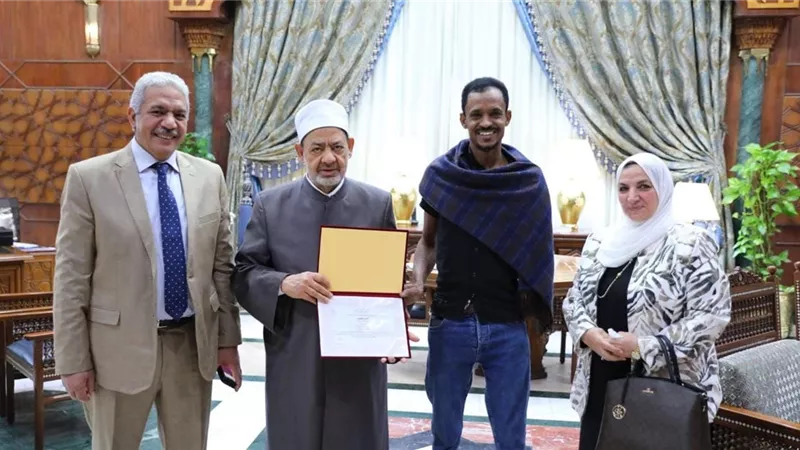 شيخ الأزهر يكرم الشاب السوداني منقذ سيدة القطار