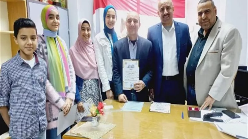 مدير تعليم شبين القناطر يُكرم عددا من المعلمين والطلاب المتميزين