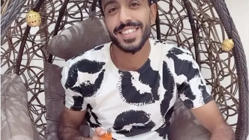 شاهد.. محمود كهربا يحتفل بعيد ميلاده الـ٢٩ بتورتة الأهلى
