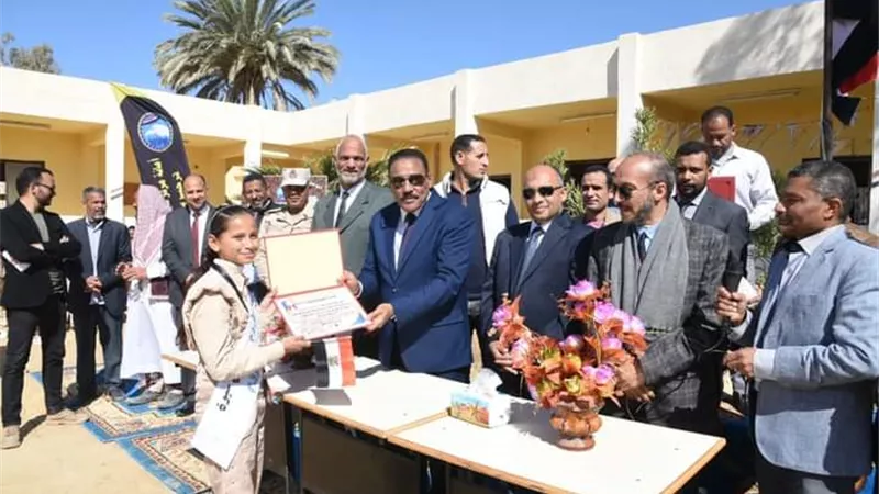 محافظ مطروح يكرم طالبات مدرسة السبوخة للتعليم الأساسى