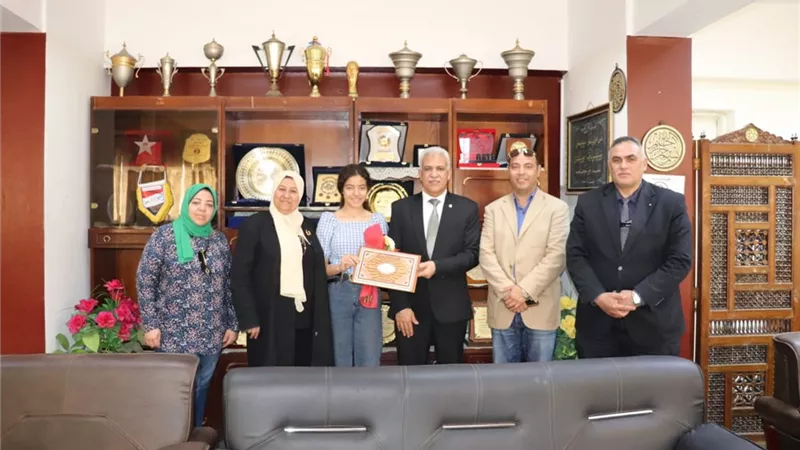 مدير تعليم القاهرة يكرم الفائزة بمنحة FIT لدراسة الألمانية بميونخ