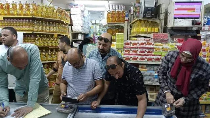 ضبط منتجات منتهية الصلاحية على الأسواق والسلاسل التجارية بالمنيا