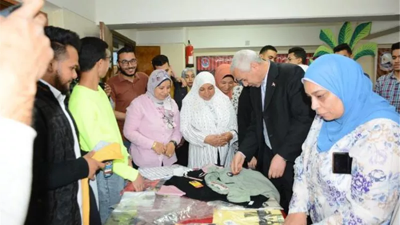 عبد المولى يفتتح المعرض الخيري الثالث والعشرون بكلية التمريض