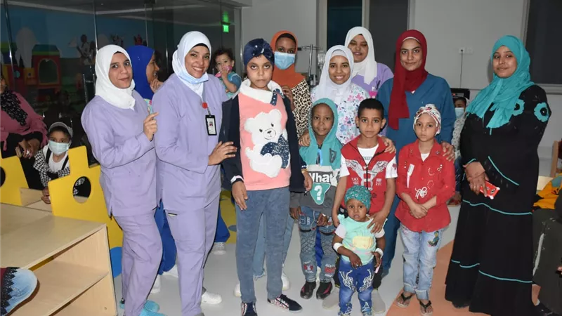 طفل ينظم حفل عيد ميلاده بمستشفى شفاء الأورمان