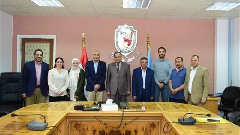 رئيس جامعة سوهاج يجتمع مع وفد هيئة ا يجتمع مع وفد هيئة الامديست
