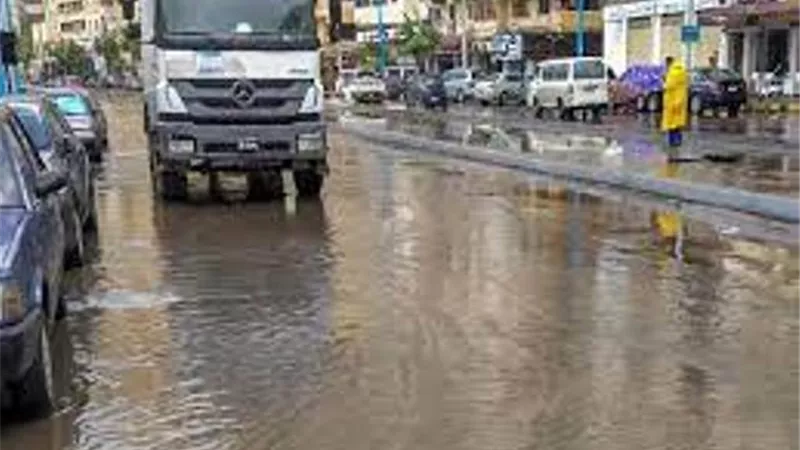إزالة آثار الامطار من الطرق الفرعية والحركة المرورية طبيعية