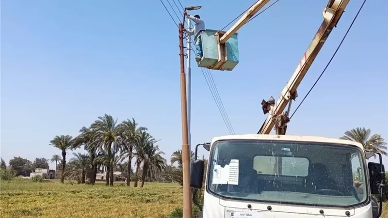 تركيب و صيانة أعمدة وكشافات الإنارة بقرية طنبدى بمركز مغاغة