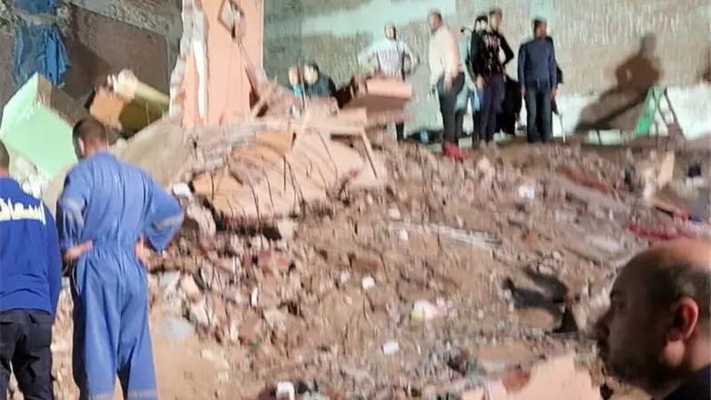 انهيار عقار بمينا البصل..استخراج ثلاث جثث والبحث مستمر