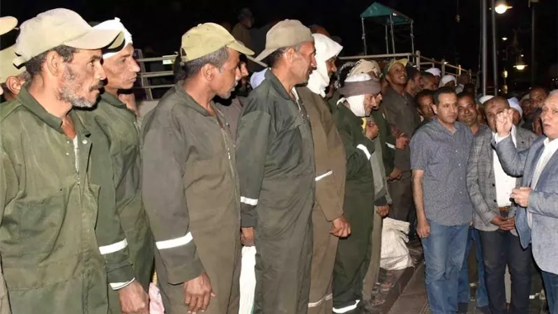 محافظ الأقصر يشارك عمال النظافة فى الإفطار الجماعى السنوى
