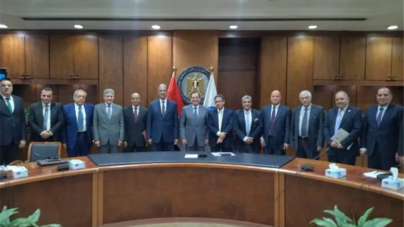 الملا يتابع خطط رفع الكفاءة التشغيلية لشركات الإنتاج البترولي