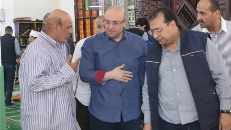 محافظ بني سويف يلتقى المواطنين عقب صلاة الجمعة..صور