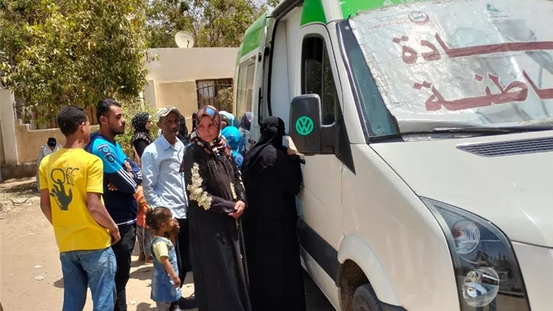 علاج ٨٠٨ مواطنا في قافلة طبية بقرية بركة بنجع حمادى