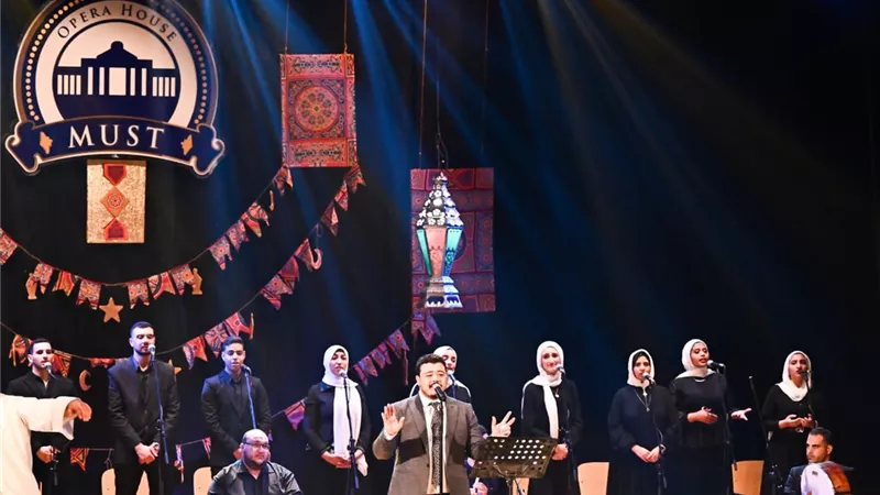 بالصور.. أوبرا جامعة مصر للعلوم والتكنولوجيا تضىء ليالى رمضان بحفل كبير للمنشد أحمد العمرى